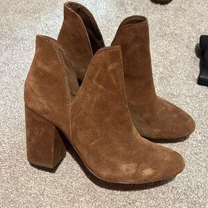 Suede side cut boots
